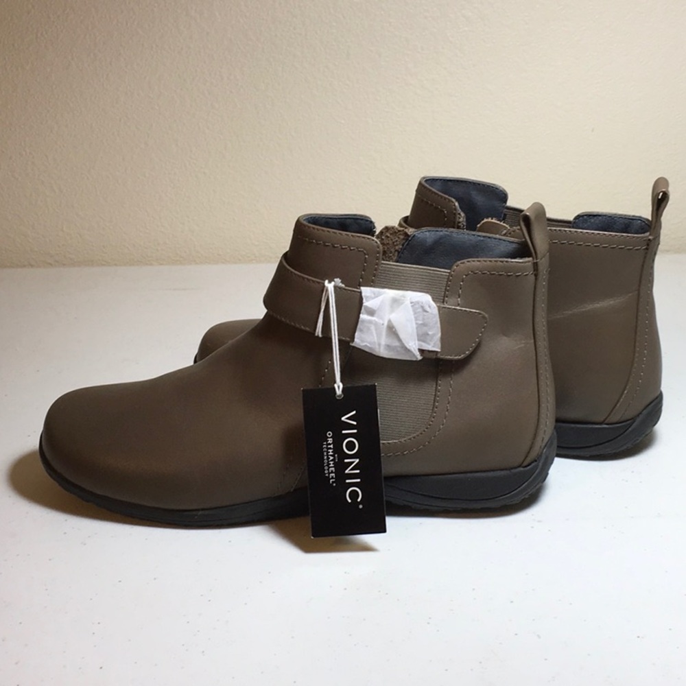 NWT Vionic Boots